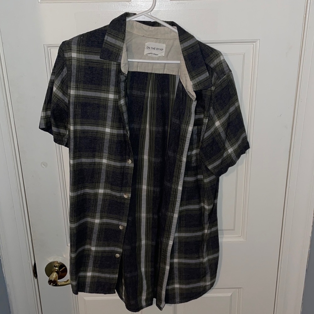 On The Byas (Pac Sun) Medium size short sleeve flannel Men’s. Good condition.